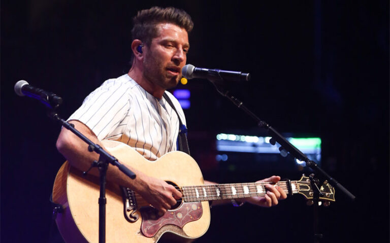 who is brett eldredge wife